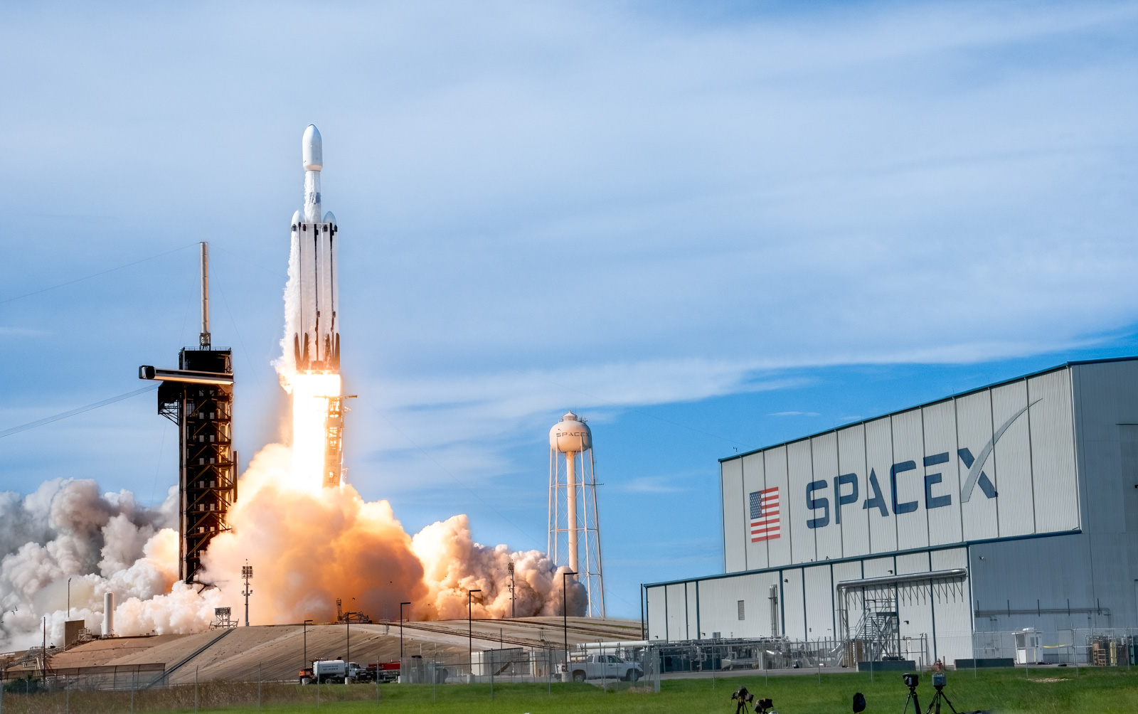 SpaceX Set To Launch Falcon Heavy Next Monday